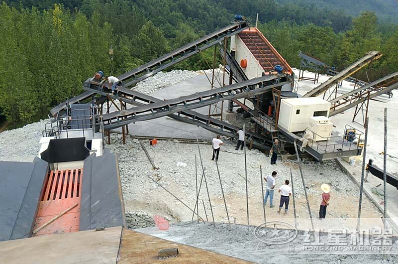 南陽客戶流動山石破碎車生產現場